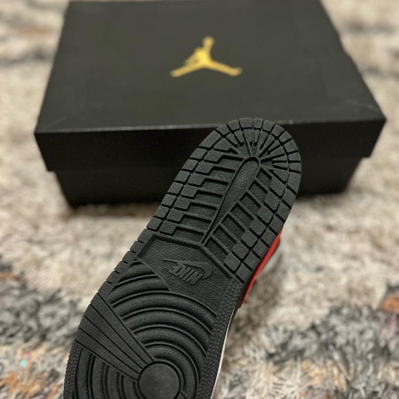 Jordan 1 Mid - Picture 2 of 2